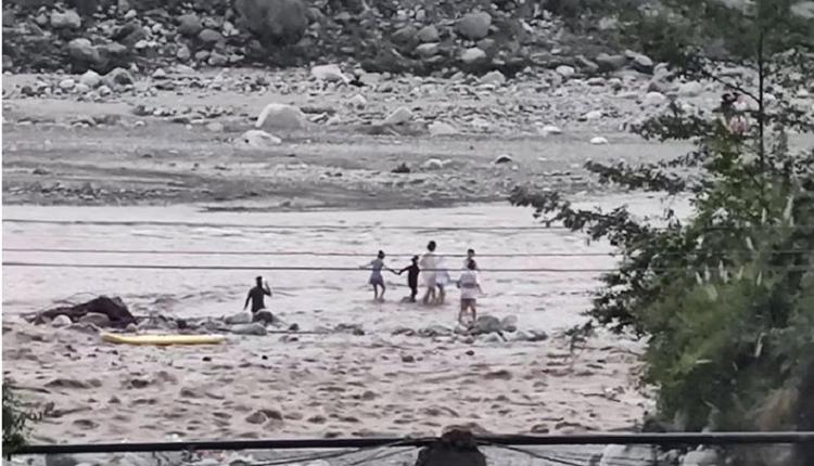 四川景点“龙槽沟”爆发山洪冲走游客　至少7人死亡
