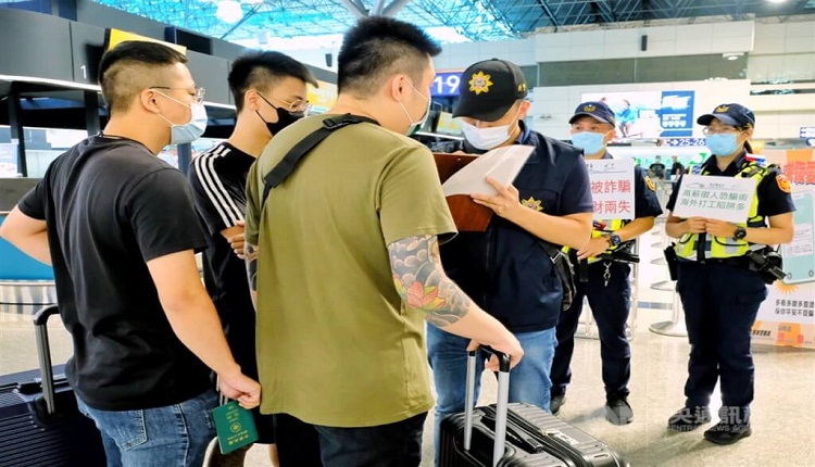 台湾警方每天对直飞柬埔寨的班机做防诈骗宣导