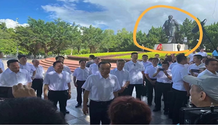 中国国务院总理李克强祭拜中共前领导人邓小平