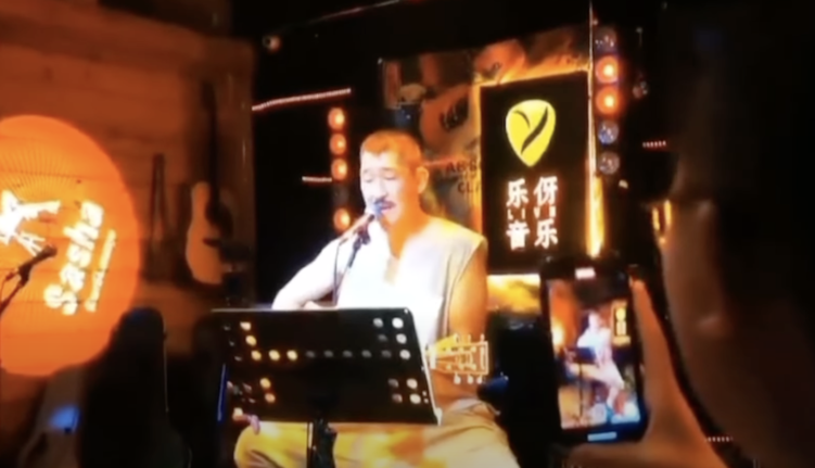 东北流行民俗小曲儿唱作人“网瘾少年何教授”