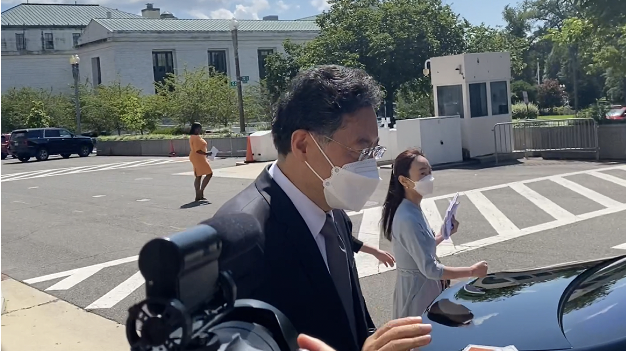 中国驻美大使秦刚（左）2022年8月23日上午前往美国国务院会见美国副国务卿舍曼