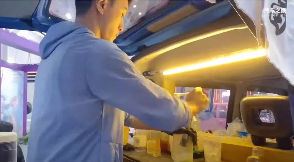 用私家車擺地攤 找不到工作的中國白領已退無可退