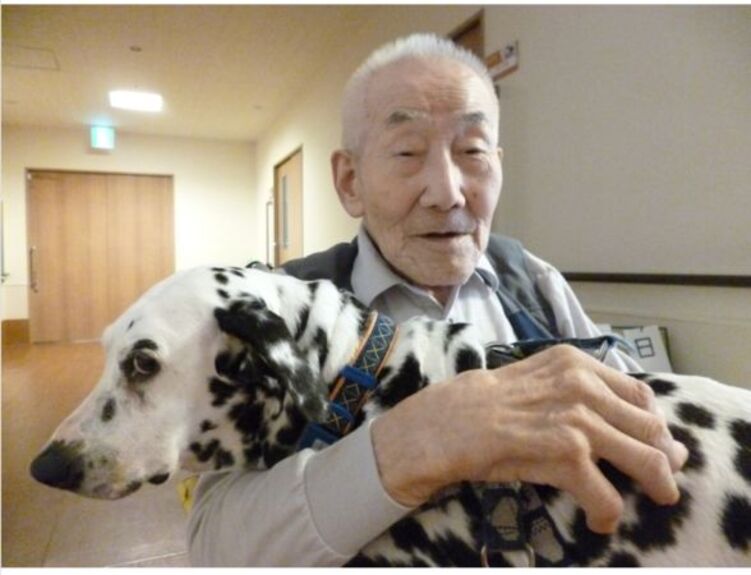 9旬失智老人不肯拋棄愛犬 一人一狗入住療養院