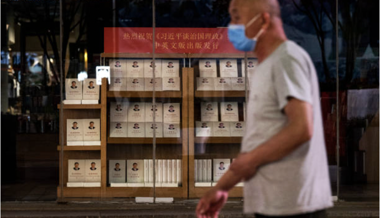 北京一名市民经过有习近平书籍展示书架
