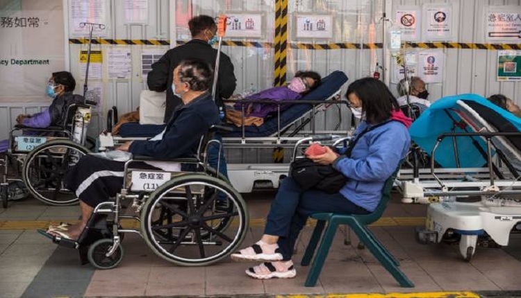 Covid-19確診者在港瑪格麗特公主醫院急症室外的等候區接受治療