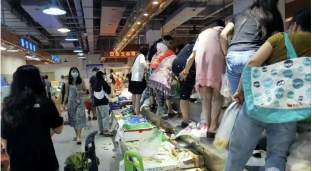 成都许多民众疯涌超市和市场狂抢购物资