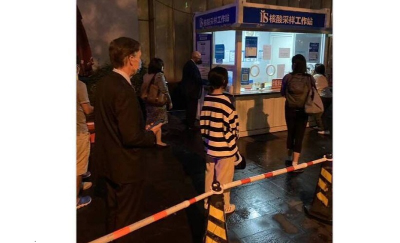 美国大使在上海排队做核酸 照片引发疯传热议