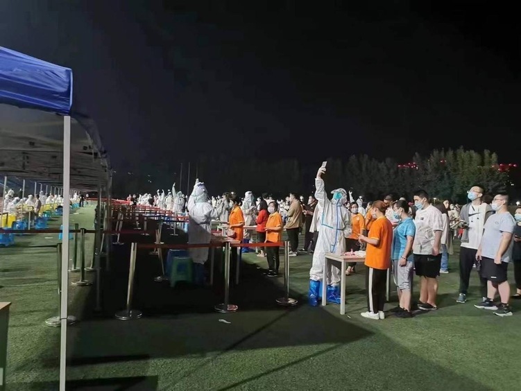 成都核酸系统崩溃 居民冒雨苦等幼童排到睡着
