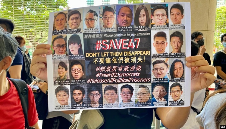 香港民主派初选47人案一年多的提讯过程中， 每次都有大批市民来到法庭举牌支持被告。