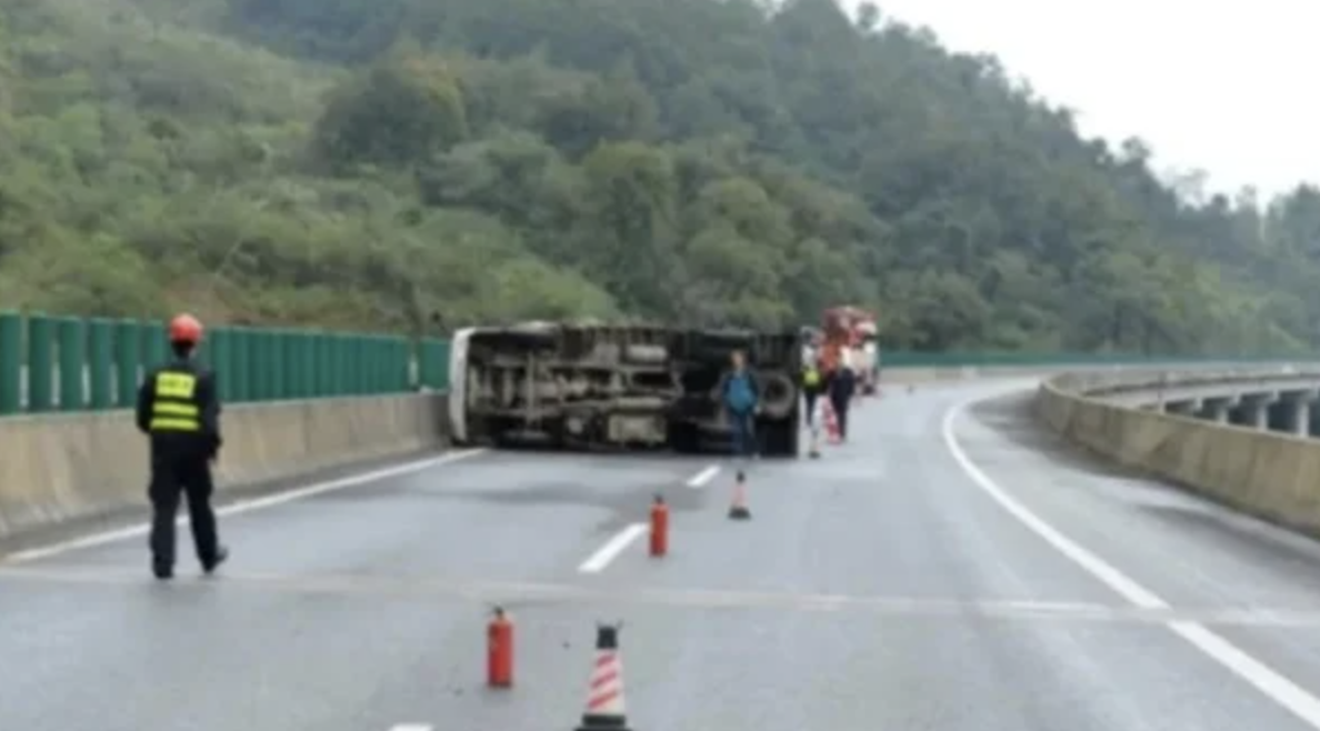 18日凌晨，贵州省黔南州一辆载有47人的巴士行驶经过三荔高速公路时翻覆