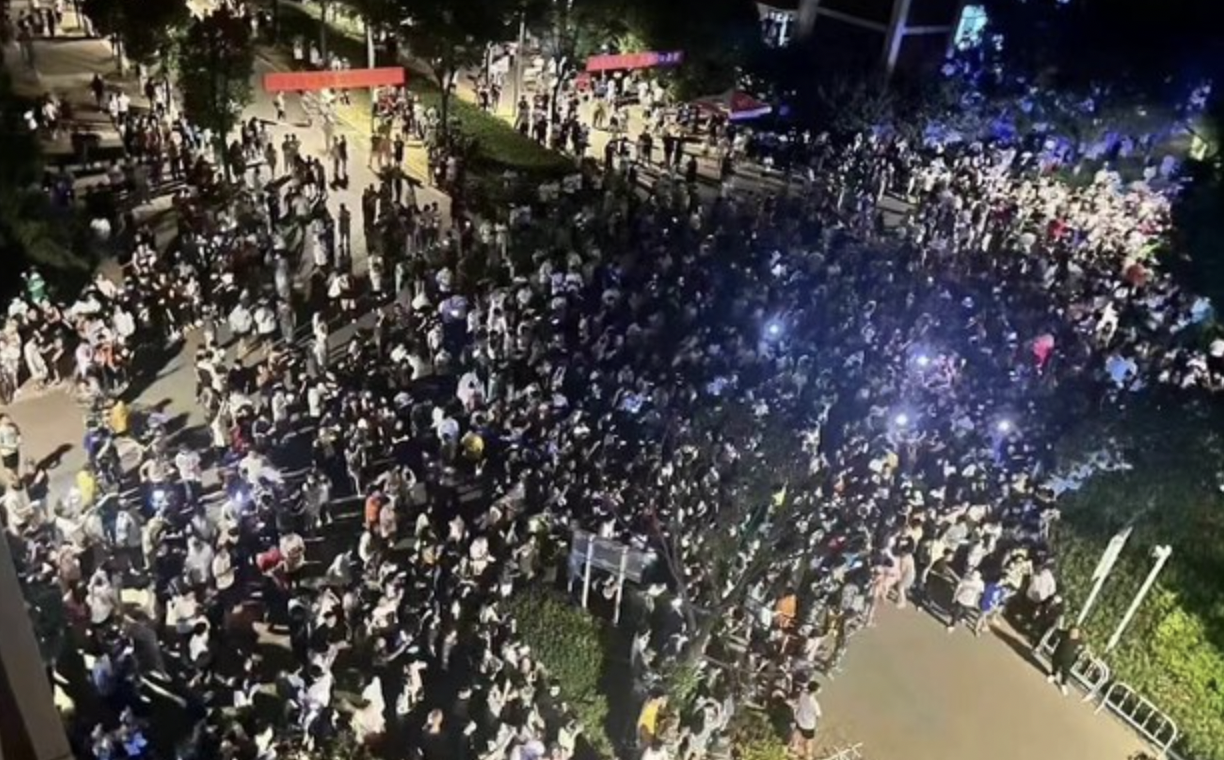 批武汉纺织大学外经贸学院学生在周一（19日）晚上于校园聚集。