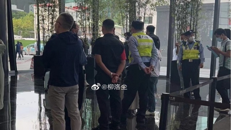 上海东亚银行外人群聚集 理财产品暴雷高达40多亿