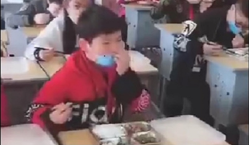 吃饭戴口罩？大陆动态清零再传魔幻事件