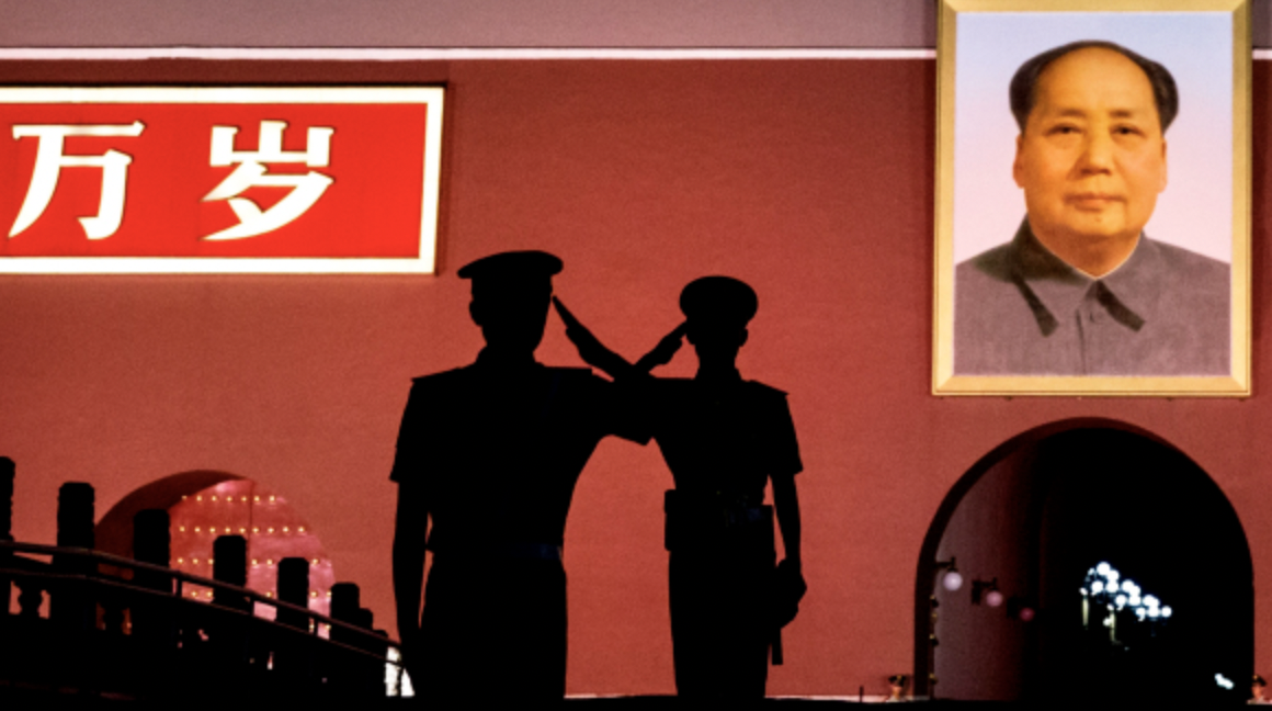 中共武警在天安门广场的毛泽东画像下站岗