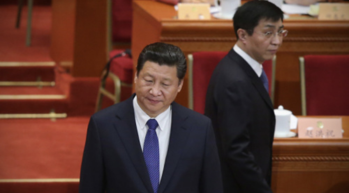 图为中共领导人习近平（左）与中共政治局常委之一王沪宁（右）