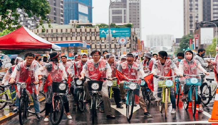 台湾基进10月23日冒雨举办“台湾前锋队，护台大行军”单车游行