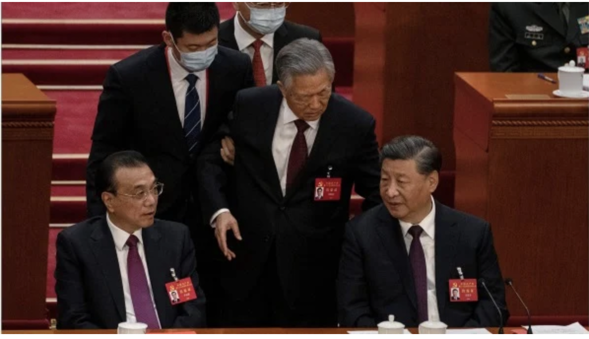 10月22日，胡锦涛被架离二十大闭幕式会场