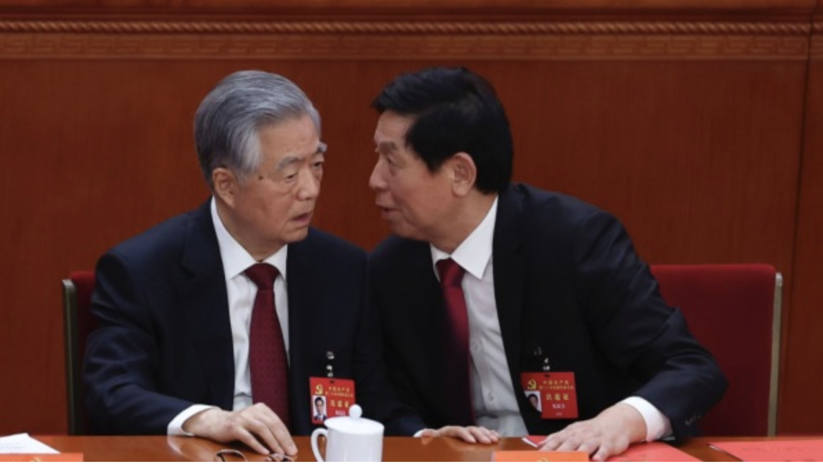 栗战书（右）在中共二十大闭幕式上与中国前国家主席胡锦涛
