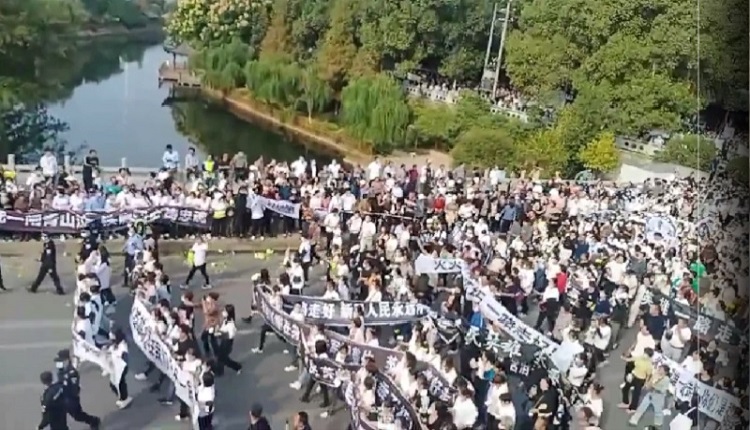 網傳湖南永州新田縣官方10月25日組織大遊行，悼念搶救山火殉職的消防員「烈士」。