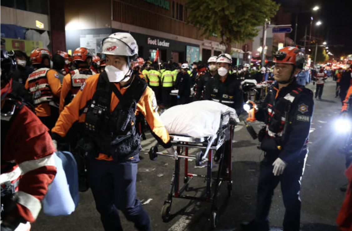 韩国首尔梨泰院29日晚发生大规模踩踏事件