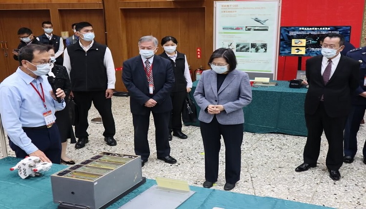 台湾总统蔡英文（右2）前往汉翔公司航太研习园区，出席“F-16维修中心成果发表会”。