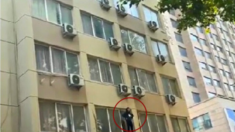 河南女爬窗喊“富士康员工的尸体被扔到垃圾堆”（视频）