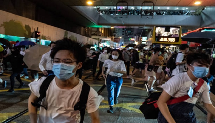 香港防暴警察使用胡椒喷雾弹驱散反送中抗争者