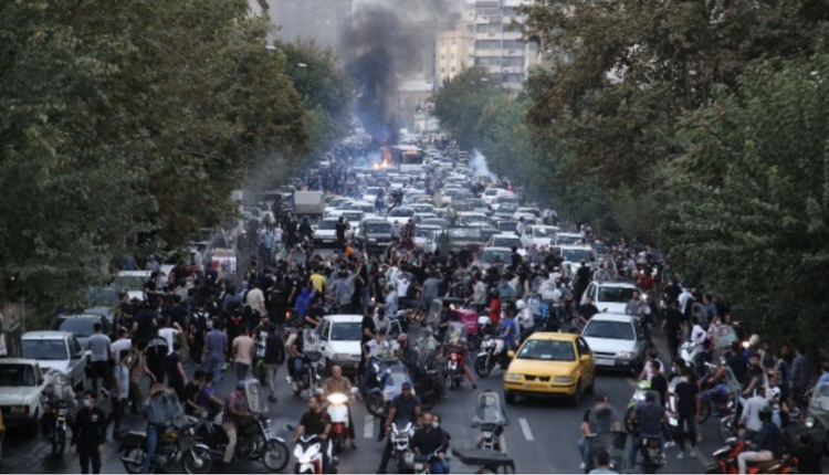 伊朗民众为马萨·阿米尼(Mahsa Amini)之死走上首都德黑兰街头示威