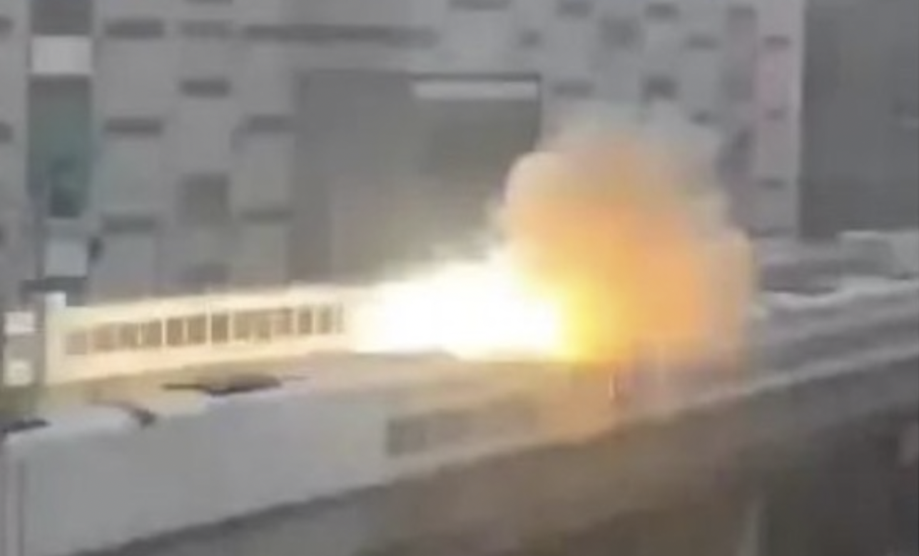 2022年11月11日早上，上海地铁11号线突发故障，现场出现烟雾和火光