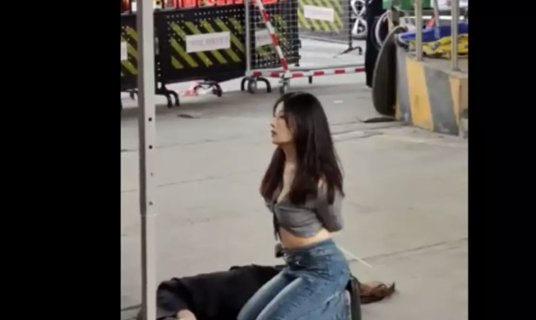 广州防疫人员反绑女子下跪