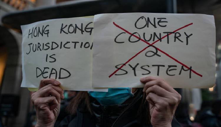 支持者在终审法院外举“香港司法已死”标语牌抗议