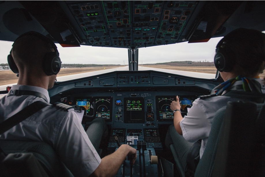 飛機駕駛艙，飛機駕駛員