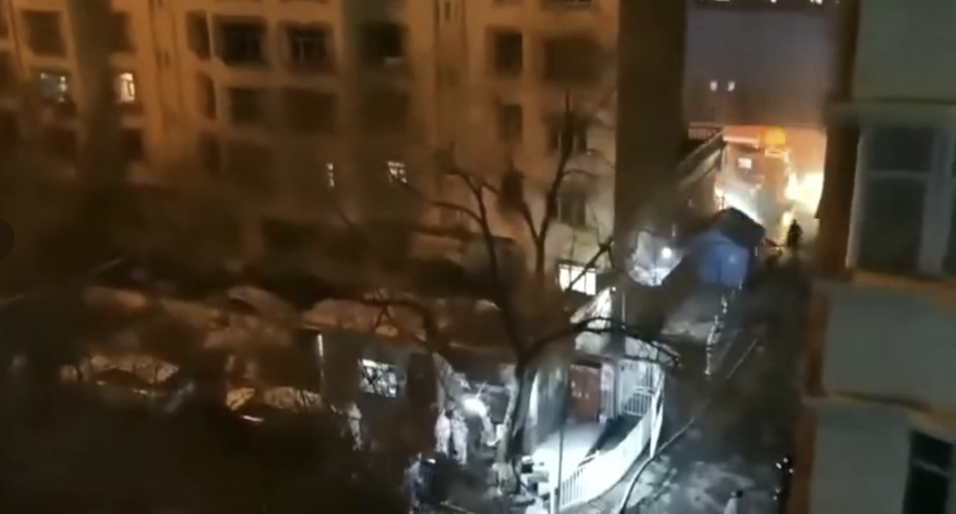 小区门口道路异常狭窄