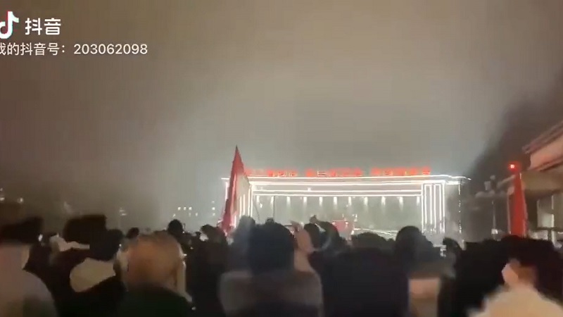 新疆乌鲁木齐居民上街抗议。