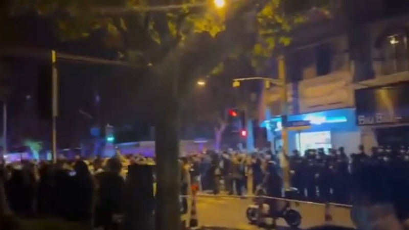 上海民众在街头抗议。