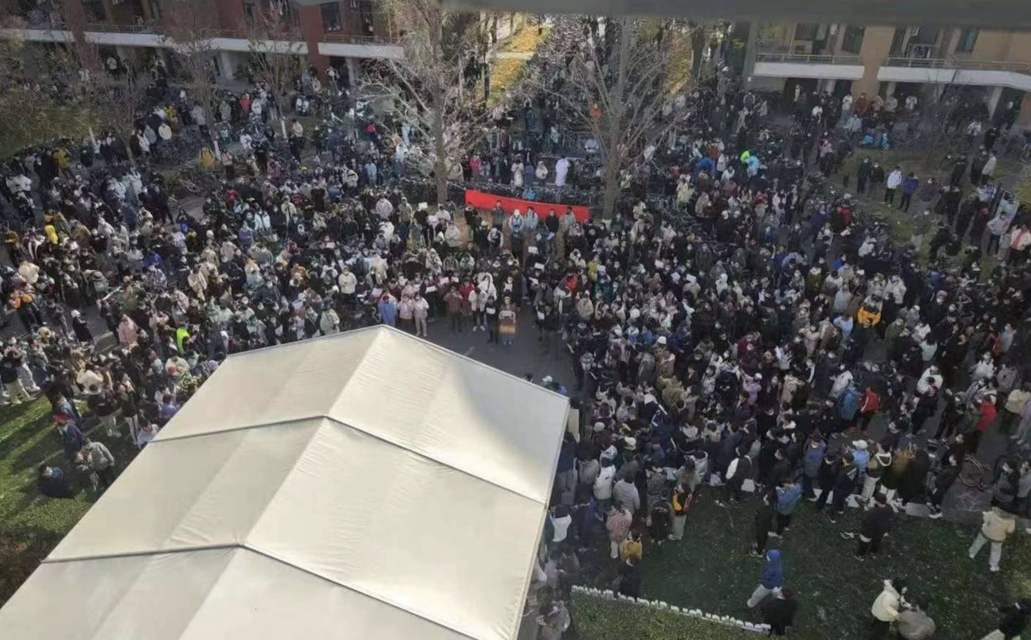 清華大學大批學生示威抗議