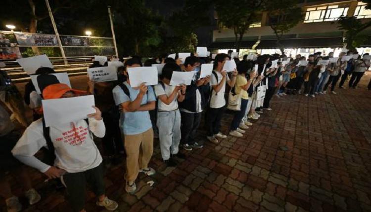 香港中文大学学生11月28日手持白纸声援大陆的“白纸革命”。