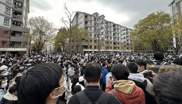 清華大學大批學生示威抗議。