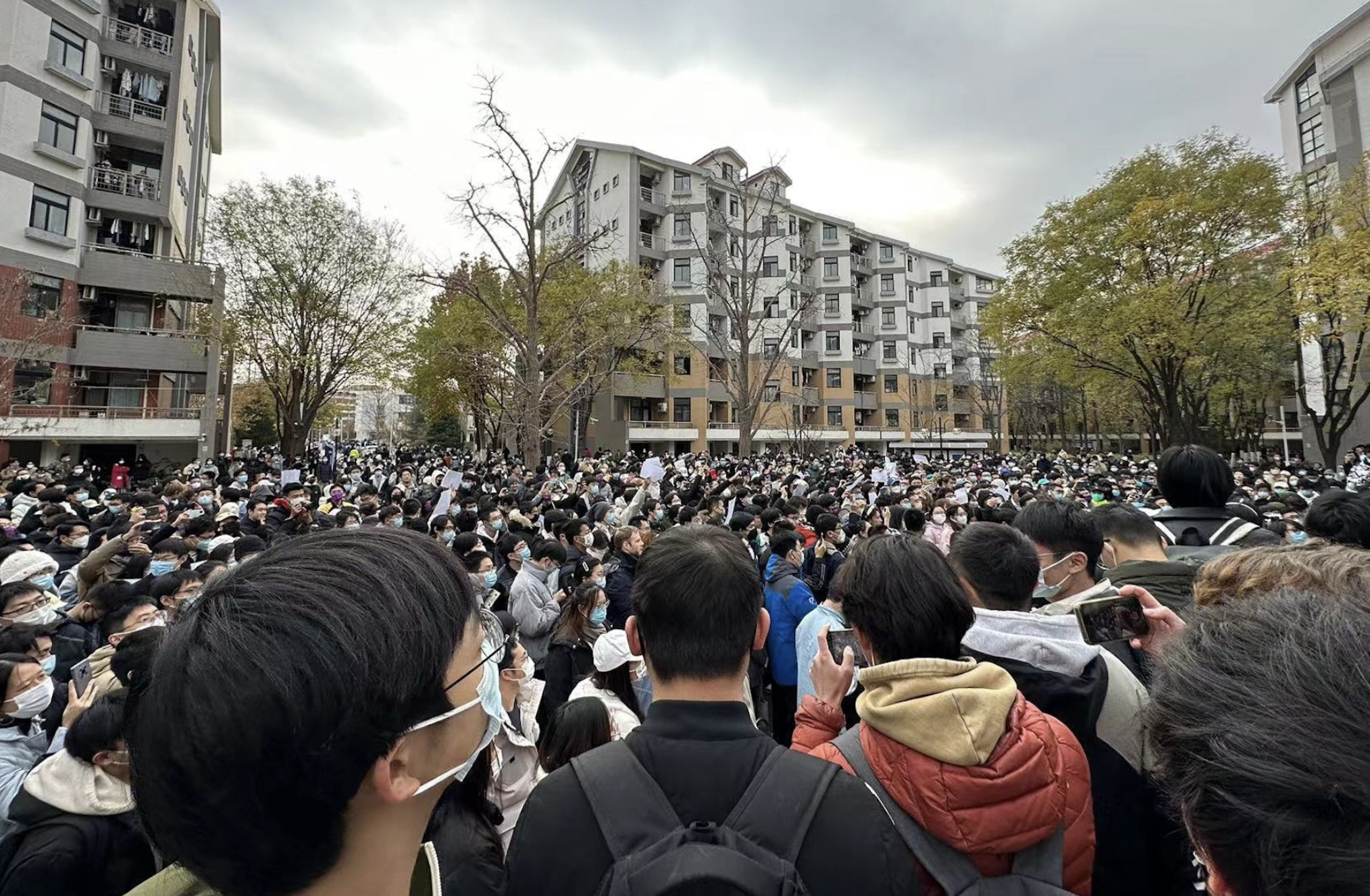 清华大学大批学生示威抗议。