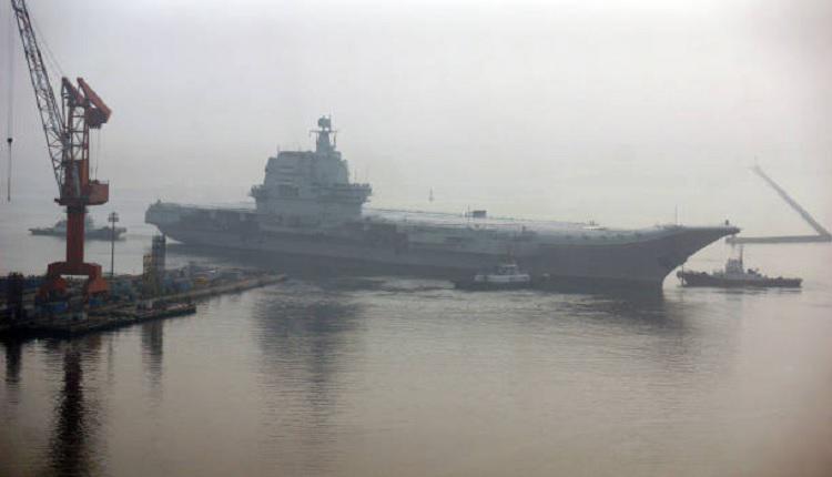 中国首艘国产航母2018年5月13日在大连出港海试