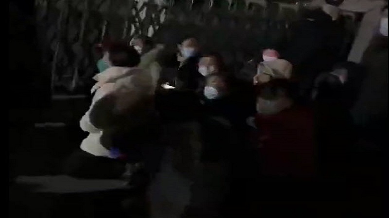 部分家長下跪。