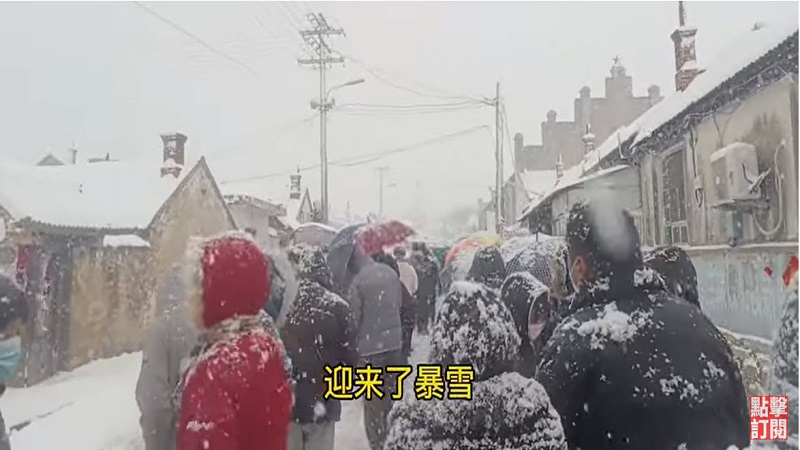 示意圖 威海的民眾在下雪天排隊檢測。