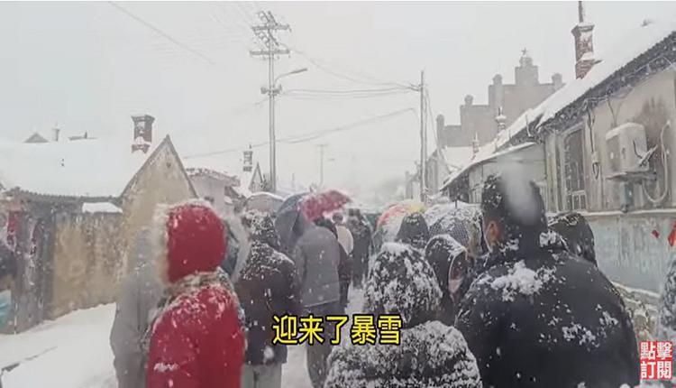 示意图 威海的民众在下雪天排队检测。
