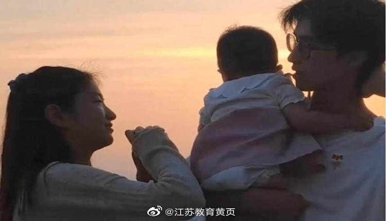 2000年出生的闫同学说，他与小一岁的妻子是高中同学，两人从高中就在一起。