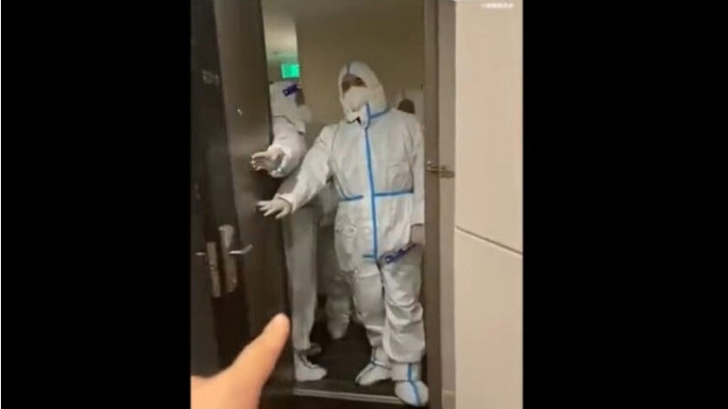 大白强行踹门闯入