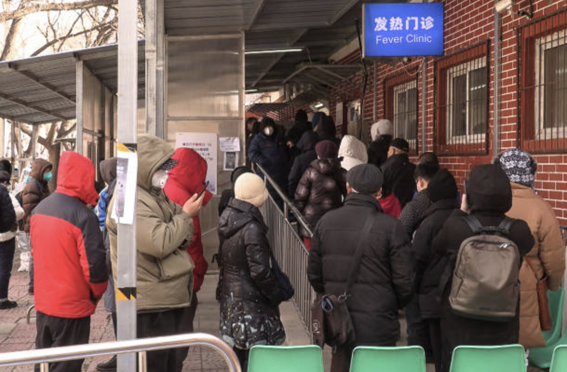 北京某医院发热门诊前大排长龙