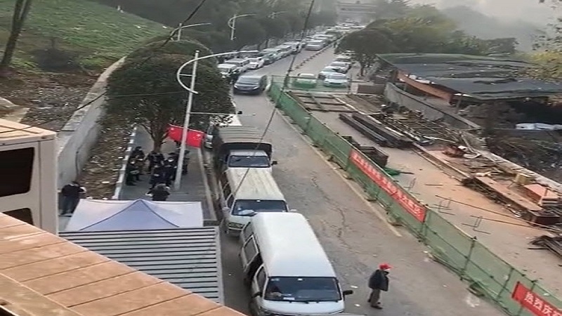 大量的车子在重庆江南殡仪馆外排队。
