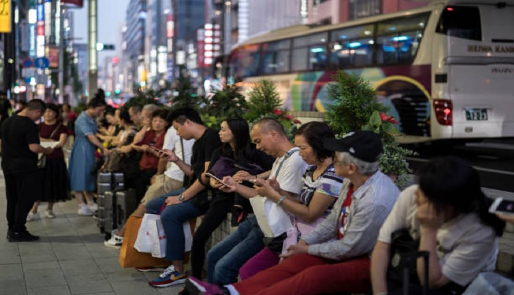 中国游客2019年10 月2日在日本东京银座购物区等候旅游巴士