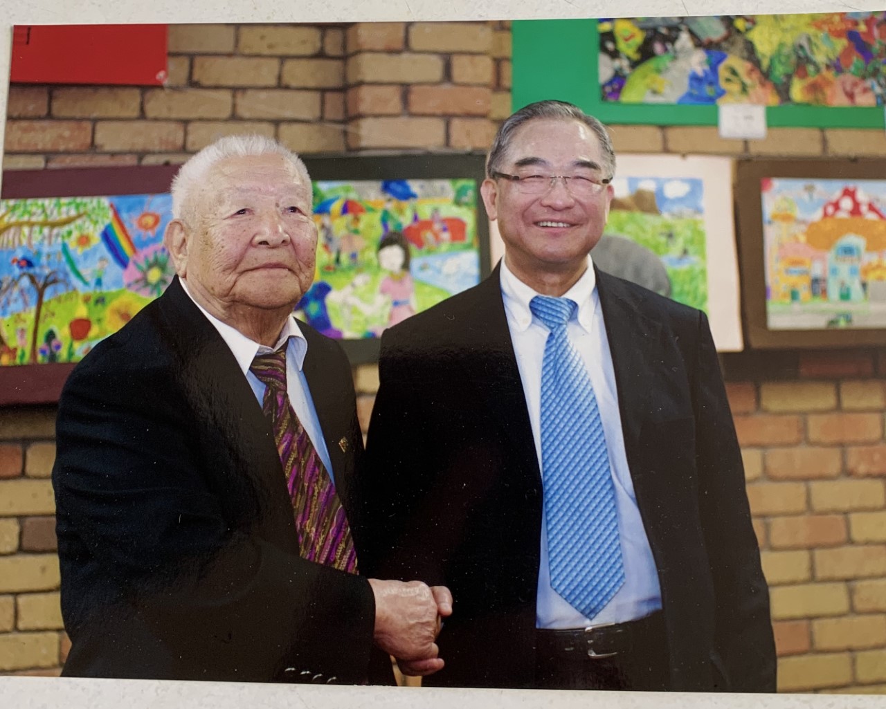 郝德会长与林松焕大使合影（作者供图）