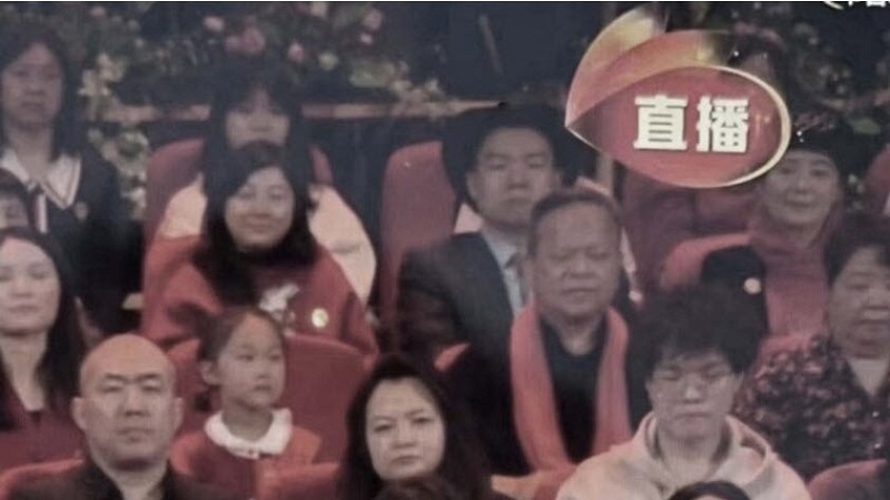 春晚观众表情比较愁苦。